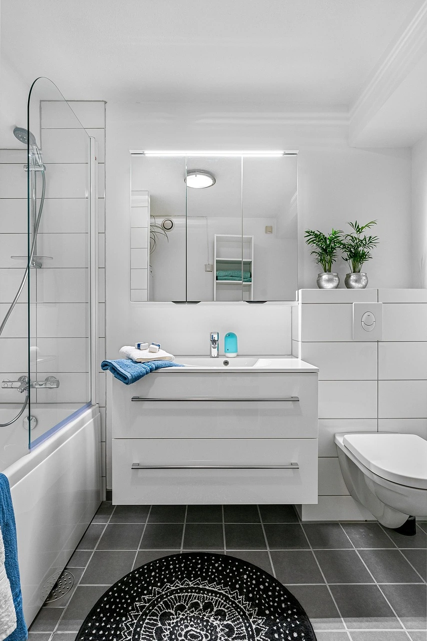 modern-white-color-bathroom